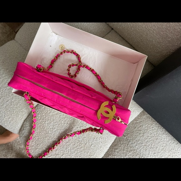 Chanel bag hot pink nylon - Picture 3 of 13